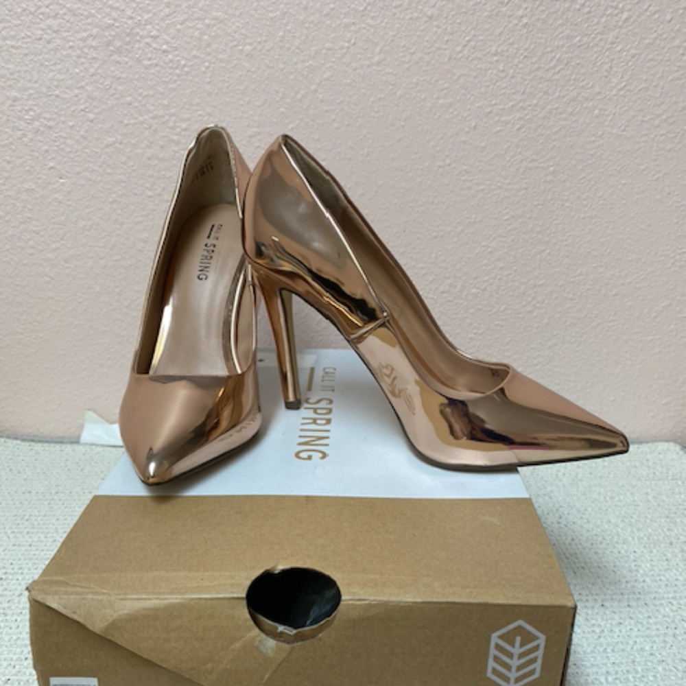 NEW Call It Spring Agrirewiel heels in metallic Peach, size 5